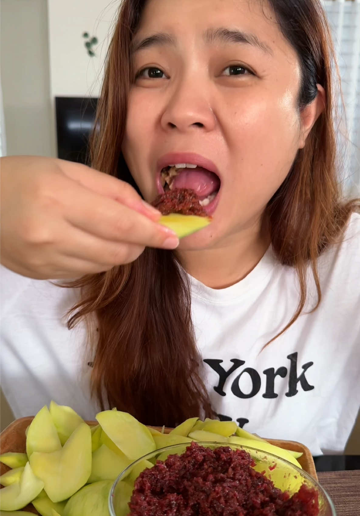 Manggang hilaw with bagoong alamang #Foodie #foodieph #FoodLover #tiktokeats #minimukbang #mangganghilaw 