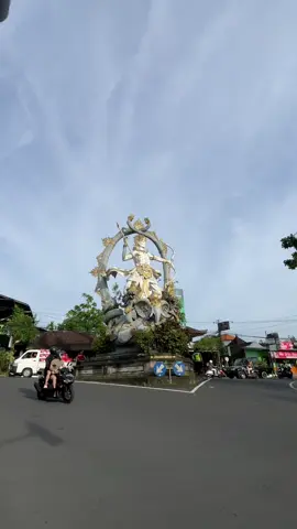Salah satu patung yang menjadi icon dari kawasan ubud nih, kalian ada yang sering lewat sini??? #balikami #balikamicom #balikamiofficial #balikamigroup #ubud #ubudbali 