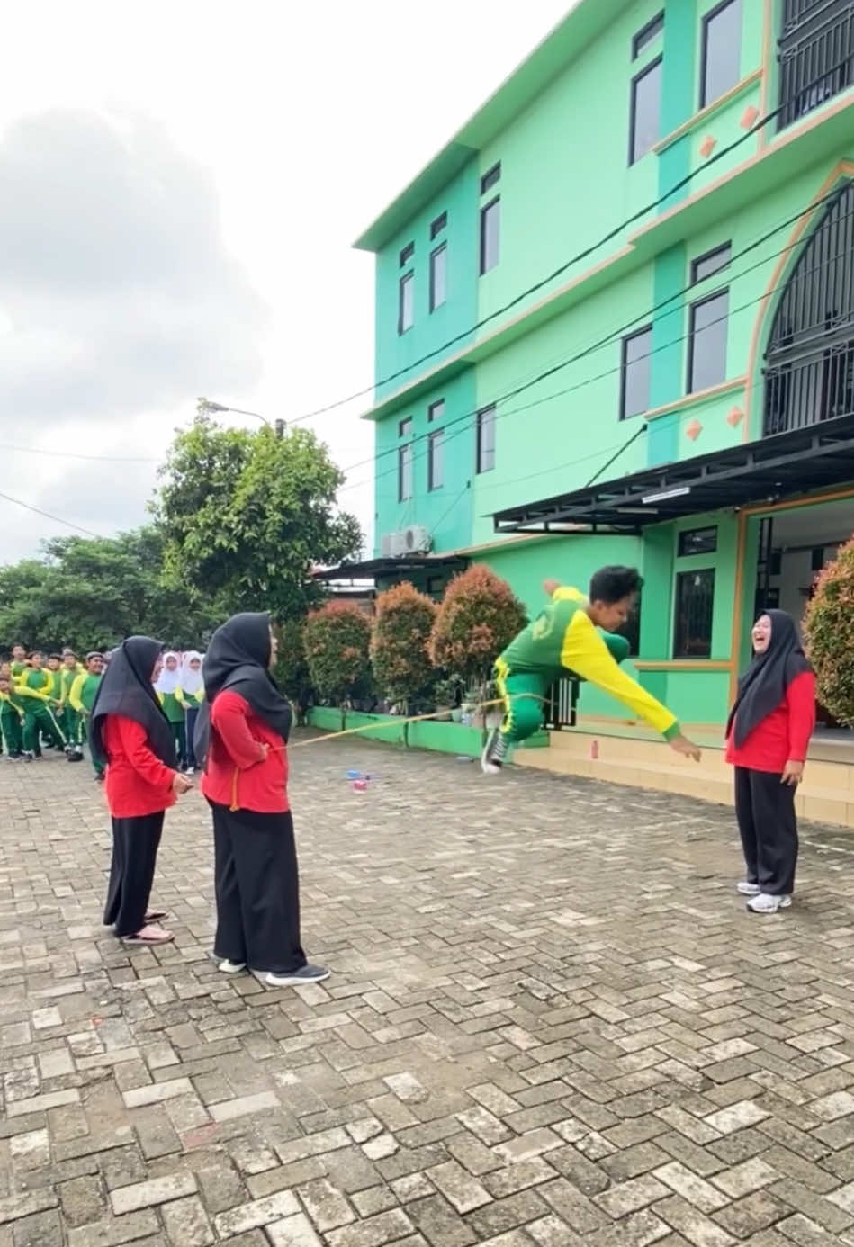 Permainan tradisional zaman dahulu “Lompat Tali”.🥰 #permainan #permainananak #lompattinggi #lompattali #bermainsambilbelajar #sd #kurikulummerdeka #merdekabelajar 