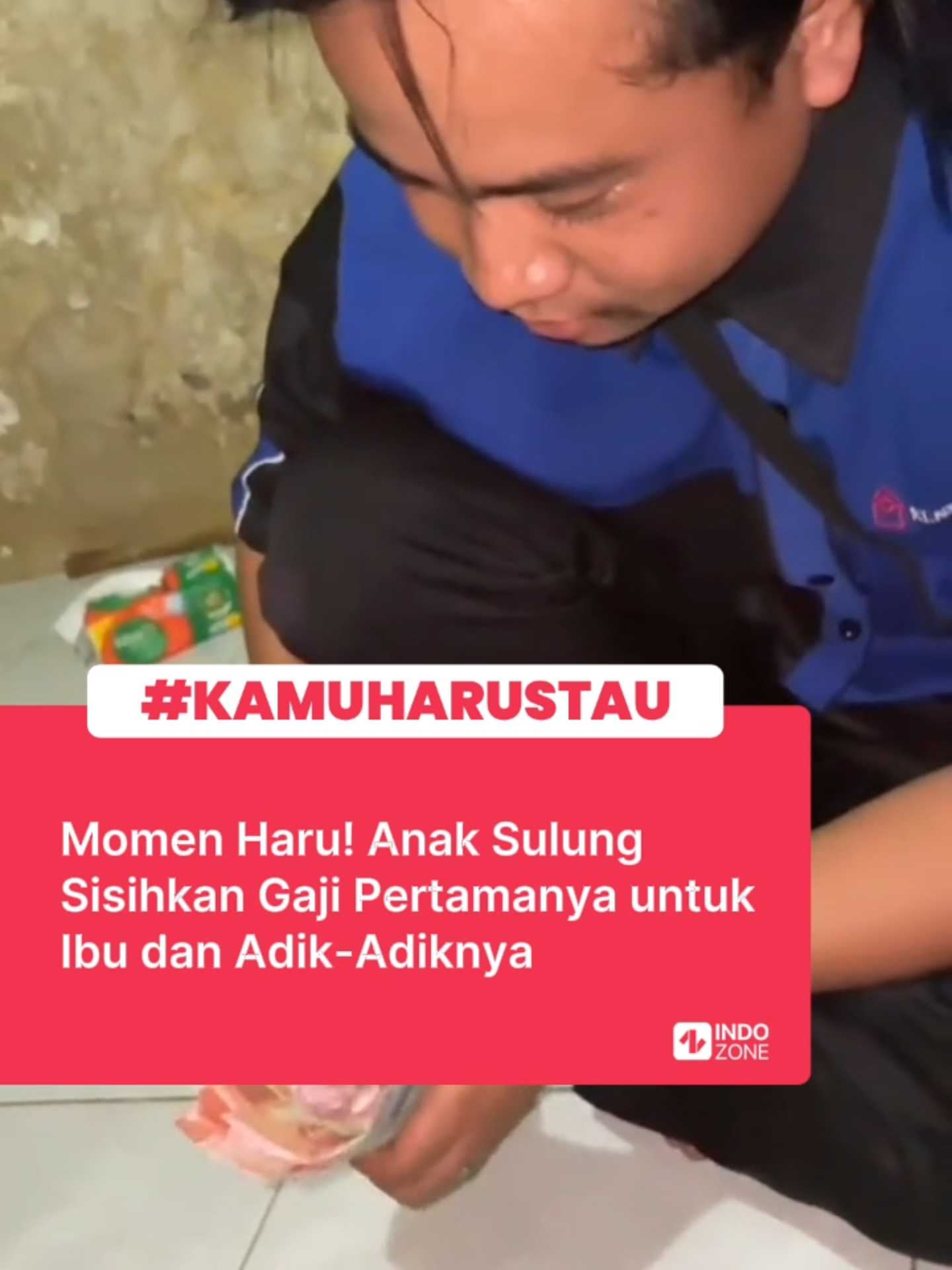 Dalam video tersebut, seorang laki-laki tampak sedang membagikan gajinya kepada ibu dan adik-adiknya. Sebagai anak pertama, ia dengan penuh tanggung jawab menyisihkan sebagian penghasilannya untuk keluarganya sebelum menyimpan bagian untuk dirinya sendiri. Sang ibu yang menyaksikan momen tersebut terlihat terharu dan tak kuasa menahan air matanya. Rasa bangga dan haru terpancar dari wajahnya melihat sang anak tumbuh menjadi sosok yang peduli dan bertanggung jawab. Momen ini menjadi pengingat bahwa kasih sayang dalam keluarga tidak selalu diungkapkan dengan kata-kata, tetapi juga melalui tindakan tulus yang datang dari hati. Video: TikTok/koo2.__ [baca berita dan informasi menarik lainnya hanya di www.indozone.id]