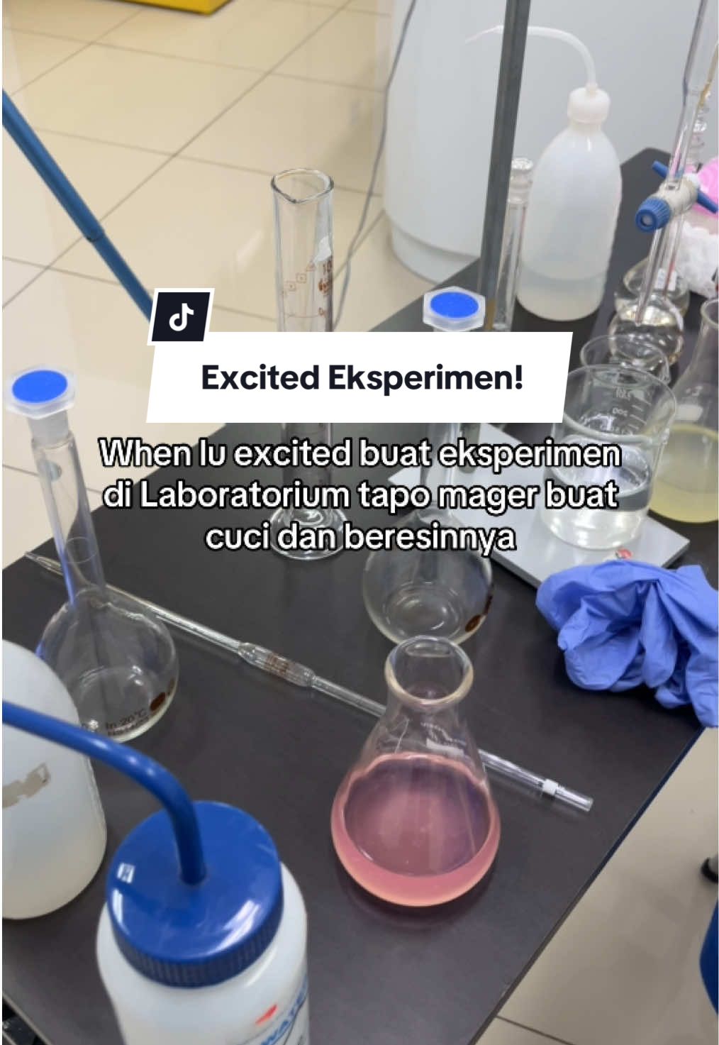 Dengan semangat buat berkesperimen tapi sangat mager buat bersihinnya siapa lagi kalo bukan aku😌👆🏻#laboratory #LabMania #chemistry #chemistry #kimiaasyik #fyp #analis #lablife #pov 