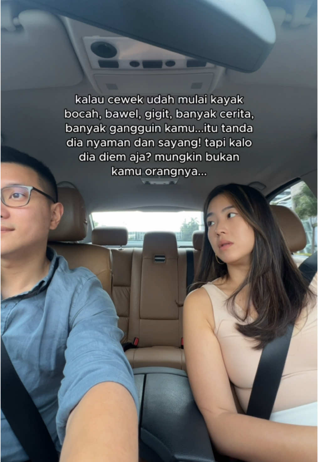 gigit tangan cowok adalah bentuk kasih sayang betul?! 😭 #couple #coupletok #couplecomedy #relationships #fyp #foryou 