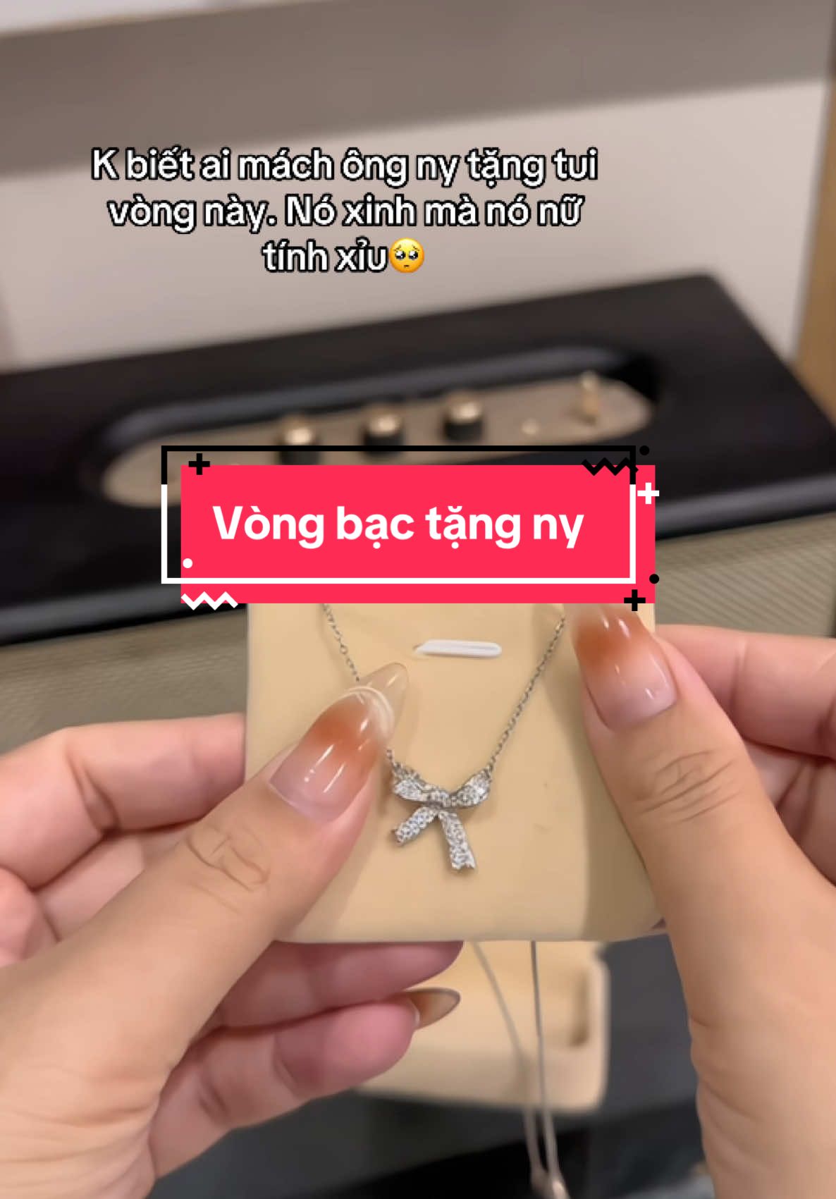 Ai mách ông ny tui tặng quà xinh xỉu vậy🥺 #vongco #vongcobac #quatangnguoiyeu #quatangbangai #thaochanoi 