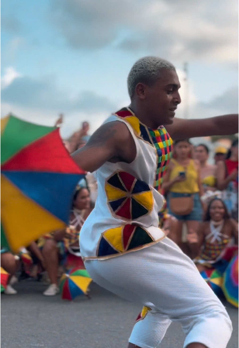 🎺🎷 Nasceu nas ruas, cresceu, se espalhou, conquistou, ferveu e faz ferver, basta a gente ouvir seus primeiros acordes. ⛱️ É Patrimônio Cultural Imaterial da Humanidade. É da gente. É do mundo. Viva o Frevo, nesse 09 de fevereiro, seu dia. Vivamos o Frevo, todos os dias! 🎥 No vídeo, o passista Eliseu Nascimento.
