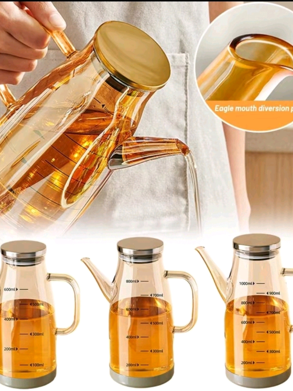 Chiếc bình đựng dầu ăn bằng thủy tinh chịu nhiệt 240°C, thiết kế trong suốt với vạch chia dung tích giúp kiểm soát lượng dầu dễ dàng. Miệng rót dạng mỏ đại bàng chống nhỏ giọt, nắp kim loại kín giữ dầu sạch, tay cầm cách nhiệt an toàn, đế chống trượt vững chắc. Bình dễ vệ sinh, phù hợp để đựng dầu, nước sốt hoặc nước sôi, giúp gian bếp gọn gàng và tiết kiệm dầu hơn. #binhdungdauan #dauan #binhdungnuocsoi #jungshop 