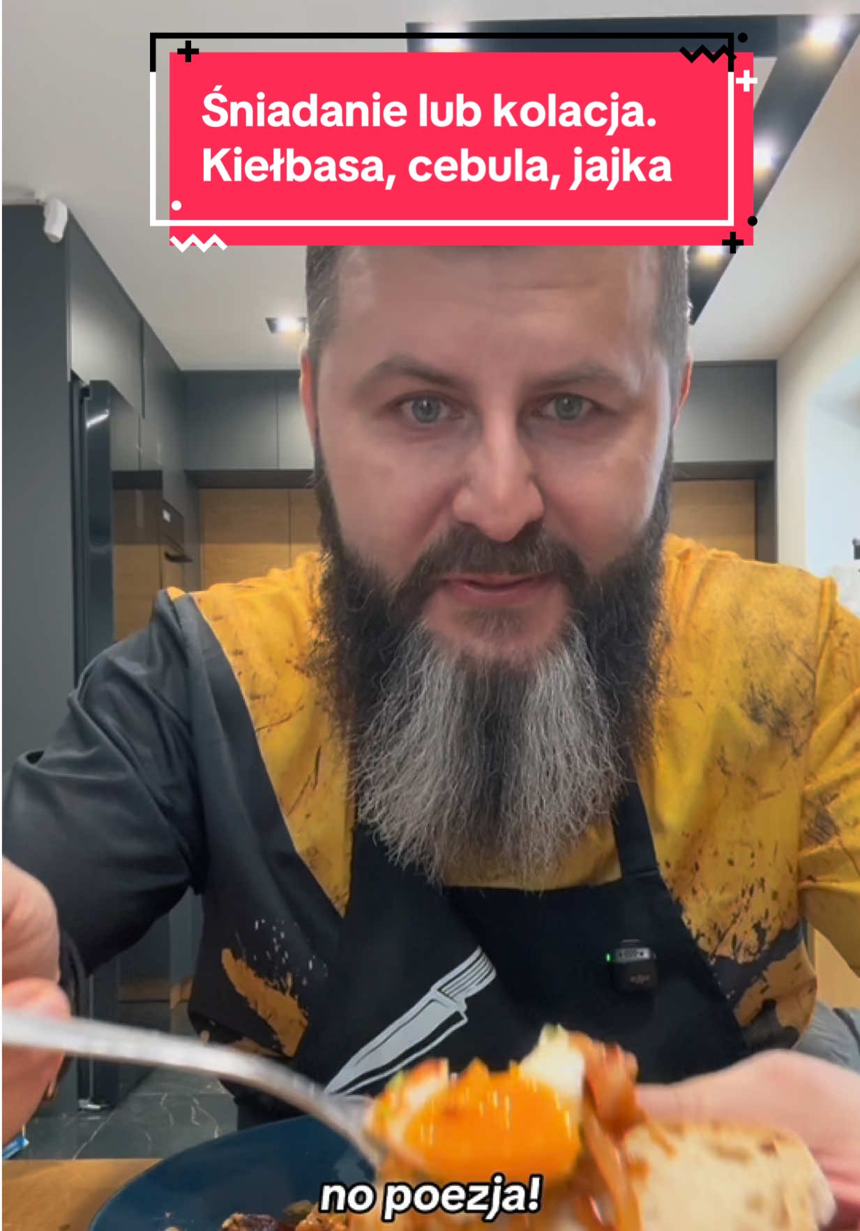 Śniadanie lub kolacja, pasuje w obu przypadkach.  Tako „Śląska Szakszuka”. Kiełbasa, cebula, jajka i przyprawy, lubię to, godom wom! CIACIA! 😁💪 #mniam #jedzenie #ciacia