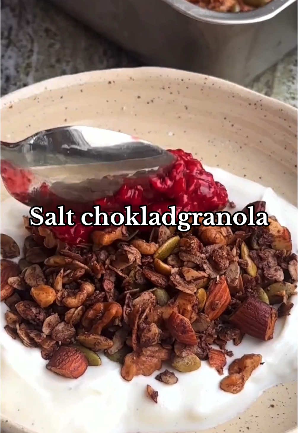 SALT CHOKLADGRANOLA 🥄 Avsnitt fyra ur miniserien: Maxat Mellis. ✨ Granola har ALDRIG smakat såhär bra. Nej men på riktigt. Den är salt, söt, knaprig, smakar nästan som en hemmagjord chokladkola. När du tar ut den ur ugnen har den också ett knäckigt lager. En batch håller i ca 1 månad och funkar perfekt om du har lite nötter & fröer till övers i skafferiet, ta vad du har hemma. Du måste prova. Recept:  2 dl sötmandel 2 dl pumpakärnor  2 dl valnötter 4 dl havregryn  Chokladsmaksättning:  3 msk kokosolja  1 dl lönnsirap, honung funkar också  Nypa kardemumma  1 msk kakao  1 tsk flingsalt  Gör såhär: 1.Grovhacka nötterna och lägg i en ugnsfast form med bakplåtspapper och havregryn. 2.Värm upp kokosoljan med lönnsirap och kryddorna, på låg värme så den bubblar till. 3.Häll över den på nöt -& fröblandningen. Rosta i ugnen på 175° i 30 min. 4.Rör om lite då och då. Rosta i 15 min till.  5.Låt svalna något, servera!  - #matfrångrunden #matlagning #recept #granola #choklad #choco #granola #frukost #frukosttips #mellis #snacks #hemmagjordgranola #granolalover #chocolate #snacks #mellis #säsongsmat #recipes #enkeltrecept #matlagning #viralarecept #viralrecipes #virals #igreels #vardagsmat #mellanmål 