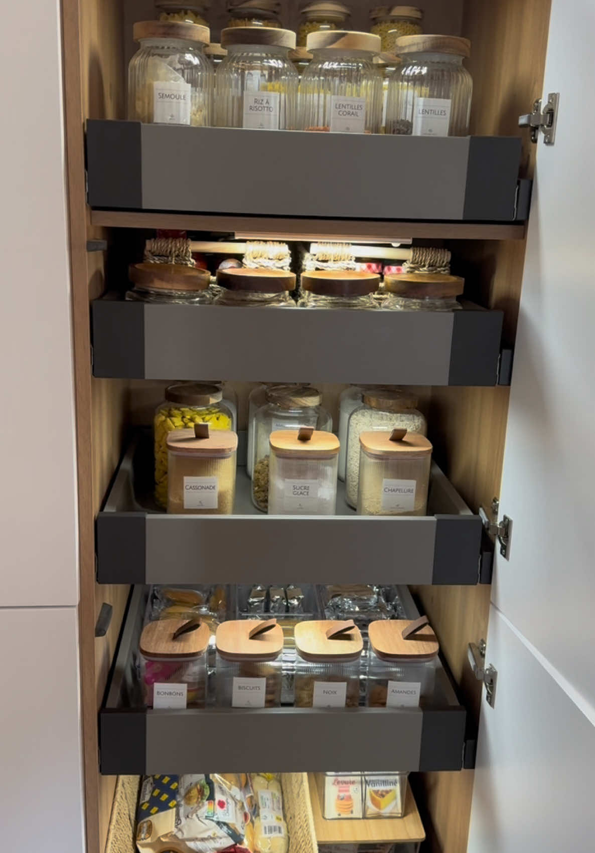 ✨ Un placard bien organisé, c’est le secret d’une cuisine fonctionnelle ! ✨ J’ai enfin pris le temps de ranger mon placard à provisions et le résultat est tellement satisfaisant ! 😍 🔹 J’ai transféré mes aliments secs dans des bocaux pour une meilleure conservation et une vue plus claire sur mon stock. 🔹 J’ai utilisé des paniers et des boîtes pour regrouper les produits par catégorie. 🔹 Et bien sûr, des étiquettes pour ne plus jamais chercher pendant des heures ! Qui d’autre adore l’organisation ? 😍 Dites-moi en commentaire si vous êtes plutôt team placard bien rangé ou team bazar assumé 😂⬇️   #organization #kitchenorganization #kitchen #organisationcuisine #organized #homeorganization 