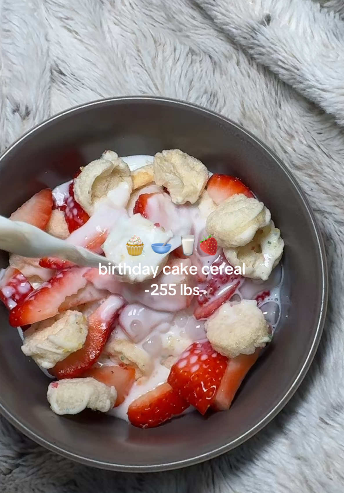 The perfect low-cal protein breakfast, dessert, or snack!!🧁🍓 -255lbs  (90 cals/ 21 rice cakes)  #birthday #cake #rice #milk #caloriedeficit #breakfast #protein #cereal #healthy #journey #mealprep #snack #whatieatinaday #beforeandafter #dessert #real #mom