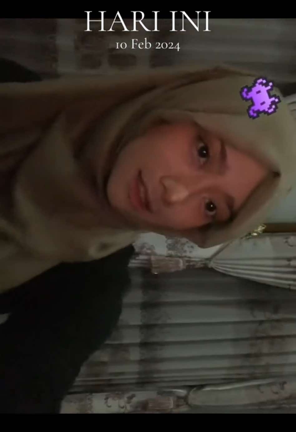 era hijab lepet dan bibir ombre panas dalam 😭  + lagi bucin minum minuman manis