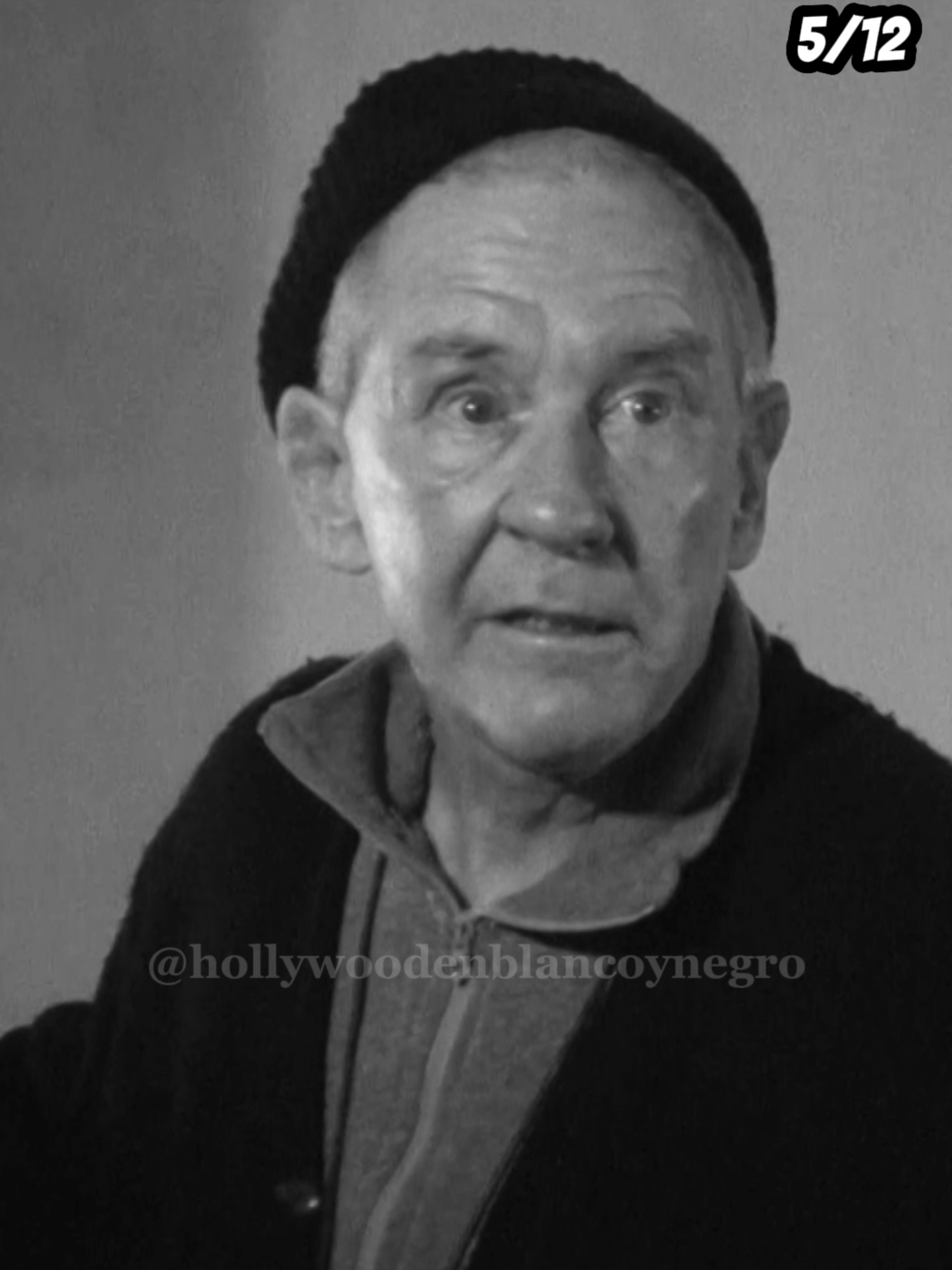 Rocky I 5/12 - ¿Dónde Está Tu Talento? ¿Qué le dirá Mickey a Rocky cuando la verdad sobre su talento perdido sale a la luz? En Rocky I, Rocky (Sylvester Stallone) llega al gimnasio de Mickey (Burgess Meredith) y descubre que dos tipos del promotor George Jergens han venido a pedirle que sea sparring para Apollo Creed. Al preguntar a Mickey por qué lo trata así, éste le responde con crudeza: aunque alguna vez tuvo gran talento, ahora se ha convertido en el matón de un prestamista de 2ª categoría. Esta conversación, llena de desencanto y realidad amarga, marca un punto de inflexión en la vida del boxeador, mostrando el alto precio de abandonar la verdadera pasión. 👍Gracias por suscribirte 🎬Aquí puedes ver las escenas más memorables de Hollywood: https://bit.ly/4fOjLW3 Puedes seguirnos en : ➡️Youtube: https://www.youtube.com/@HollywoodenBlancoyNegro ➡️Tiktok: https://www.tiktok.com/@hollywoodenblancoynegro ➡️Instagram: https://www.instagram.com/hollywoodenblancoynegro Contacto para patrocinadores: ✉️hollywoodenblancoynegro@gmail.com #hollywoodenblancoynegro #peliculasrecomendadas #cineclasico #cine #cinefilos #escenasdepeliculas #peliculas #peliculas #momentos #mejoresmomentos  #blancoynegro #frasesinspiradoras #frasesmotivadoras #frasesbonitas #frases #peliculas #fyy #shorts #RockyI #SylvesterStallone #BurgessMeredith #Boxeo #TalentoPerdido #Sparring #ApolloCreed #Promotor #GeorgeJergens #CineDeAcción #PelículasClásicas #CineInspirador #Desencanto #CineDeCulto #leccionesdevida  Rocky I, Sylvester Stallone, Burgess Meredith, Boxeo Clásico, Talento Perdido, Gimnasio De Mickey, Sparring Para Apollo, Promotor George Jergens, Boxeador Desencantado, Prestamista De 2ª, Verdadera Pasión, Lección Amarga, Cruda Realidad, Cambio Radical, Futuro Incertidumbre, Conversación Dura, Mensaje De Mickey, Orgullo Perdido, Sueño De Boxeo, Impacto Emocional, Carrera Boxística, Despertar Doloroso, Rechazo Y Verdad, Clave Para Crecer, Película Inspiradora