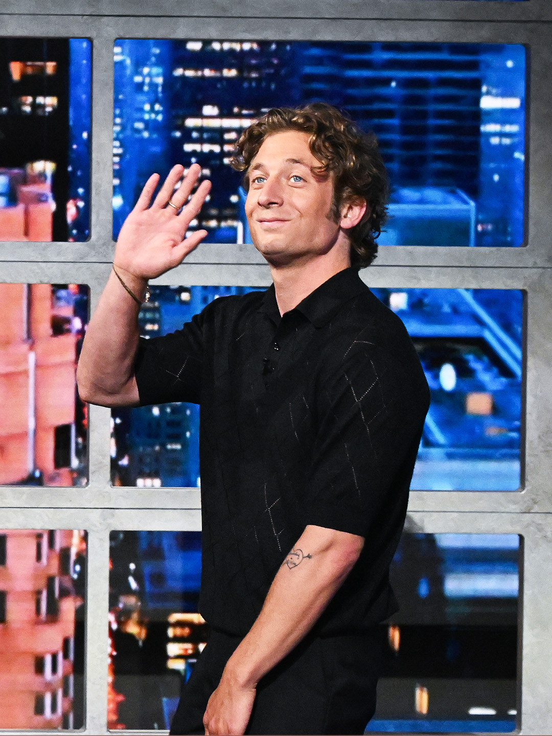 Jeremy Allen White recounts the out-of-body experience of being handed his SAG Award by Miranda Priestly herself. #Colbert #JeremyAllenWhite #HBD