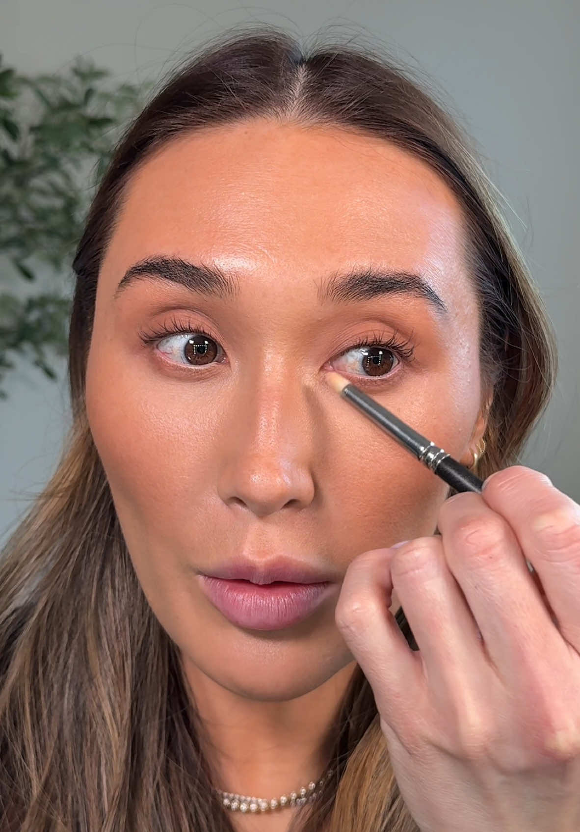 Tatcha Dewy Skin Mist Victoria Beckham Bronzer Brick in 04 Gucci Gel Highlight in Warm Gold Dior Blush in 959  Makeup by Mario Powder in 02 Kosas Clear Brow Gel  Shiseido Lash Curler Rhode Peptide Lip Shape in Twist Gucci Lipstick in Sally Soft Honey MAC Lipglass #rhodelipshape #makeup #makeuprefresh #tatchadewyskin 