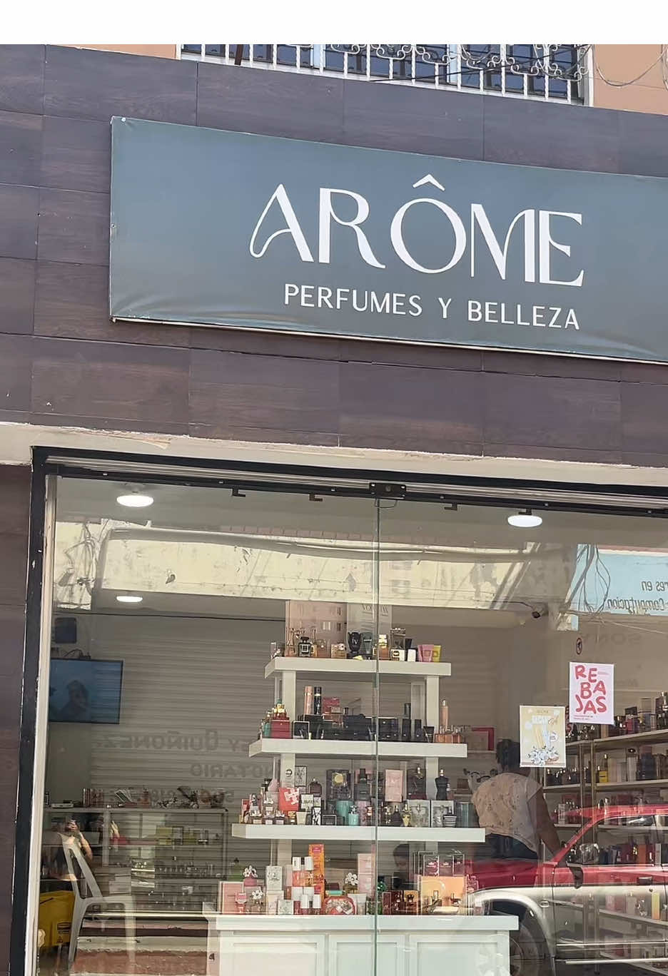 NUEVA UBICACIÓN 🎉 Arome más cerca de ti 🤍 Visítanos en nuestra nueva tienda y recibe cupones de descuento 🥂 📍4ta. Calle 10-10 Zona 1 a un costado de Domino’s Pizza Zacapa, Zacapa  📞+502 3355-7867 📦Envíos a todo el país  #zacapa #perfumes #aroma #lociones #marca #parfumviral #skincare #regalos #nosequeregalarte 
