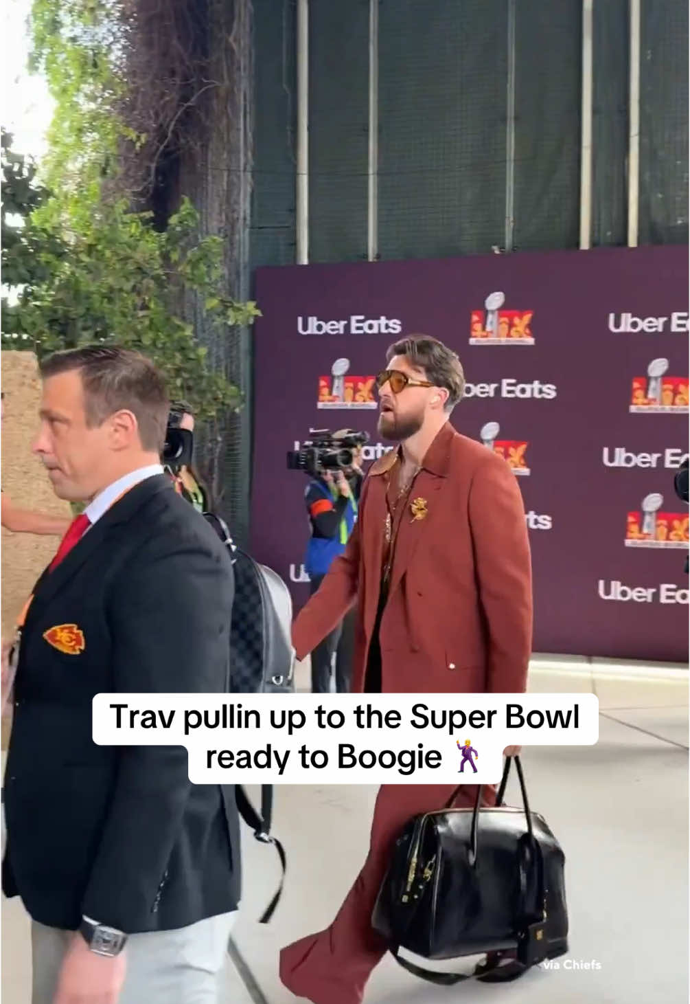 This man is fitted 🔥 #nfl #SuperBowl #traviskelce #chiefs 