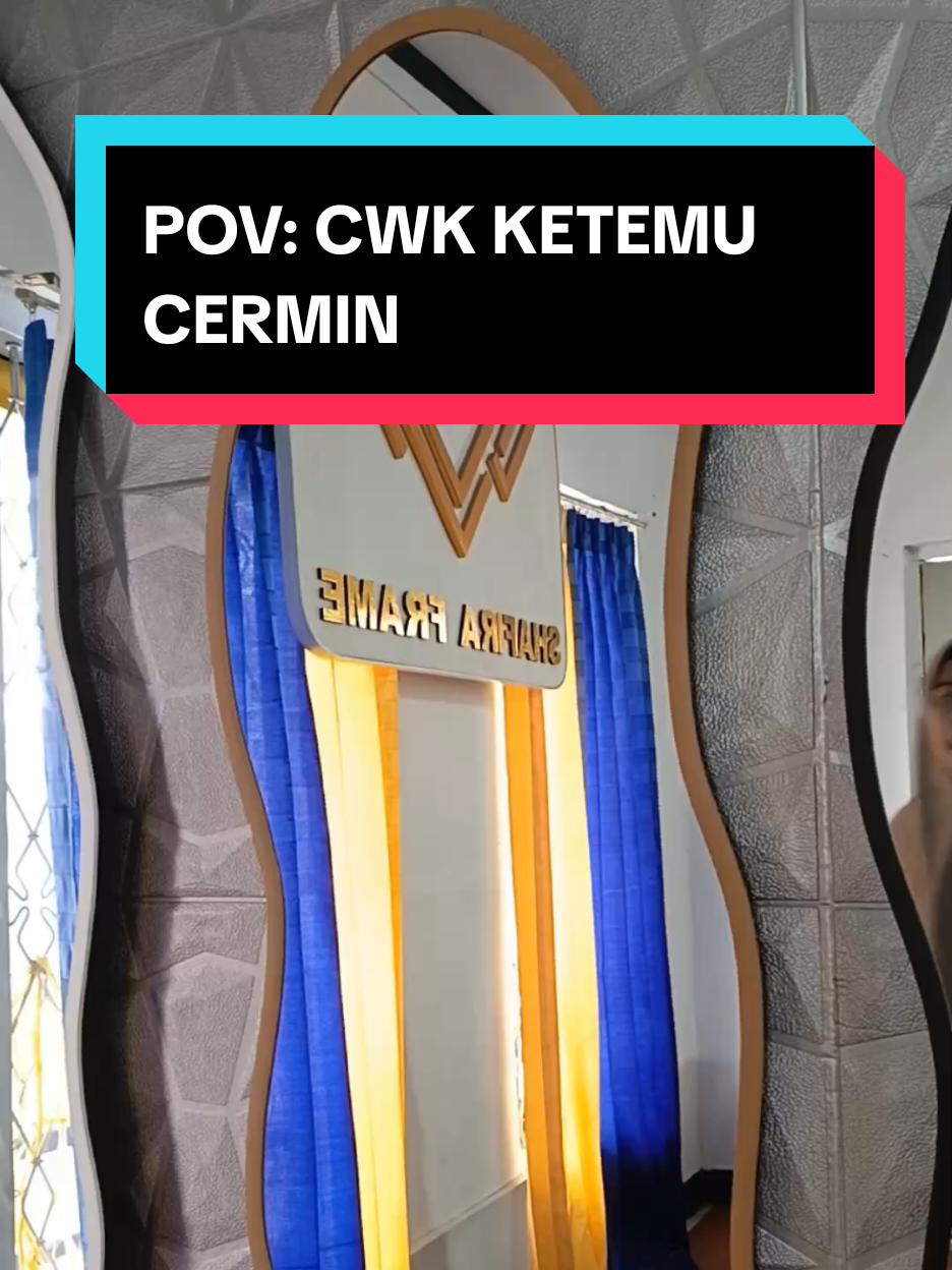 Cwk ngaku ga kalean pasti kalo Nemu cermin auto ber-selfie ria,Mimin juga sama kok hehe🤭🥰 Mau samaan cermin kayak Mimin?cek keranjang kuning ya! Join live sekarang ya dan dapatkan potongan harga🤫 #galleryshafiraframe #standingmirror #cerminaestheticmurah #cerminaesthetic #fyp #viral #cermin 