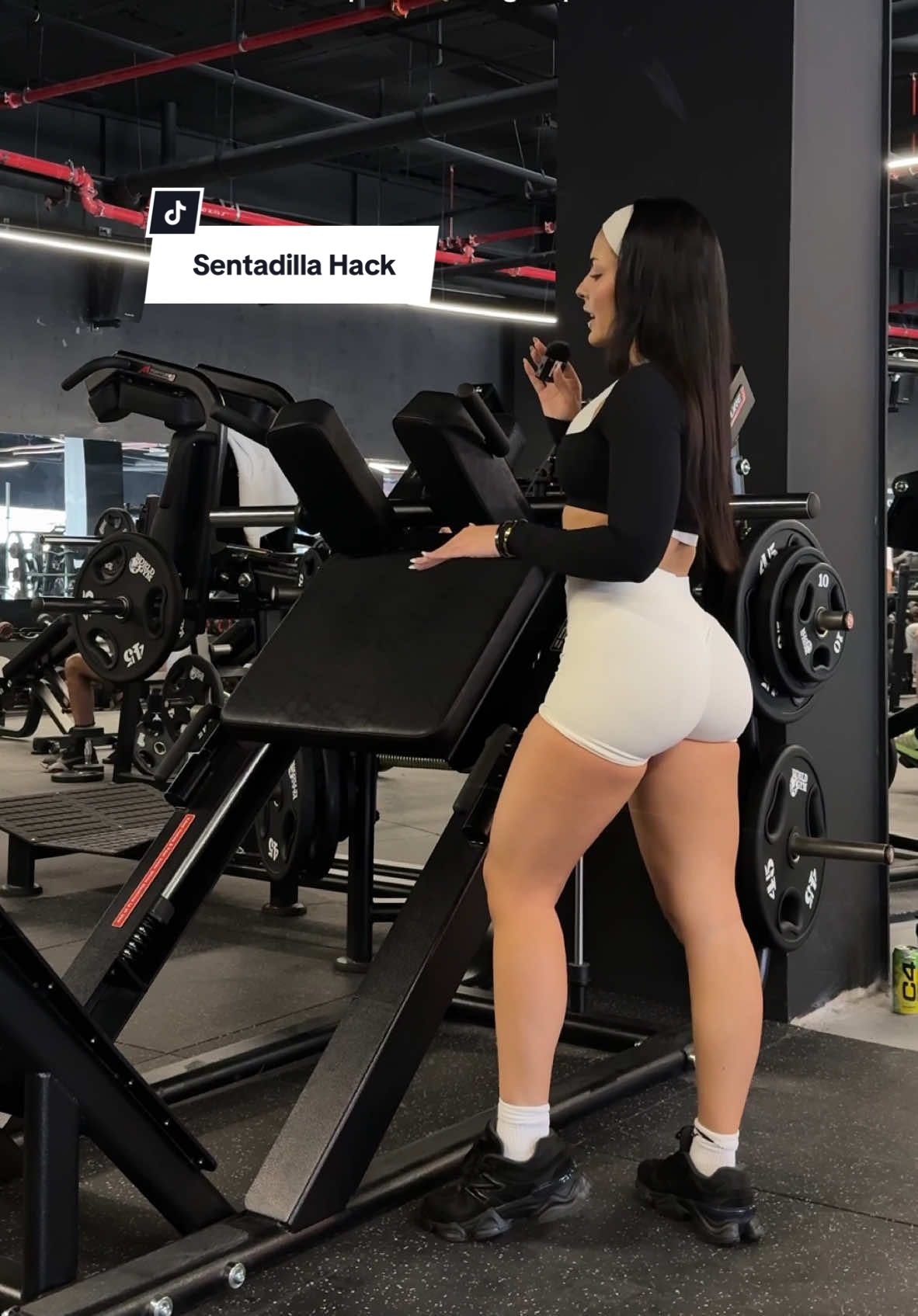 En este episodio de máquinas que se ven intimidantes en el gym🖤 La sentadilla Hack✨ #principiantes #gymgirlsoftiktok #sentadilla 