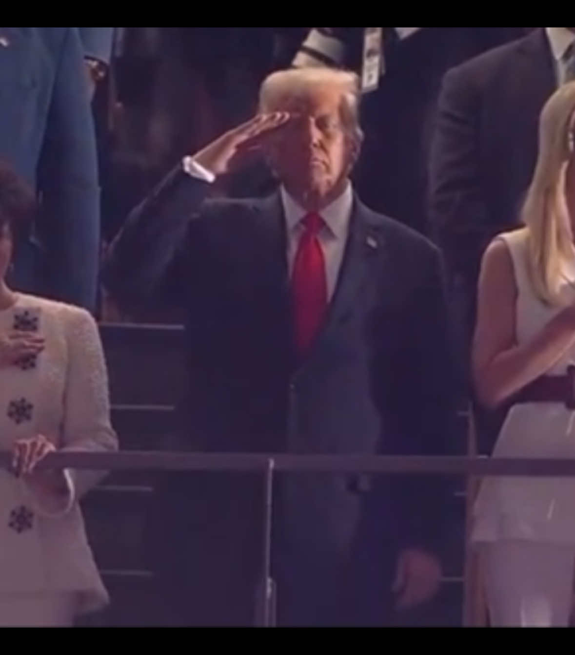 The crowd roars as Trump is shown during the national anthem 🇺🇸 #donaldtrump #trump #2025 #SuperBowl 