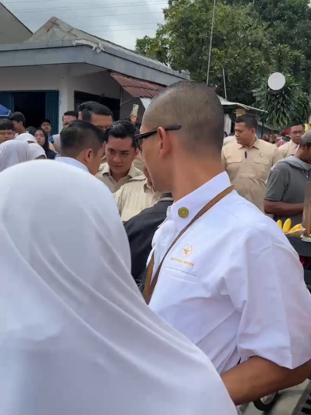 Presiden yang tak pernah takut ada ditengah masyarakat, jalanan tidak harus claer bahkan pak presiden berjalan di samping pedagang sayur dan buah #presidenprabowo #prabowosubianto #prabowo #bogor #infobogor 