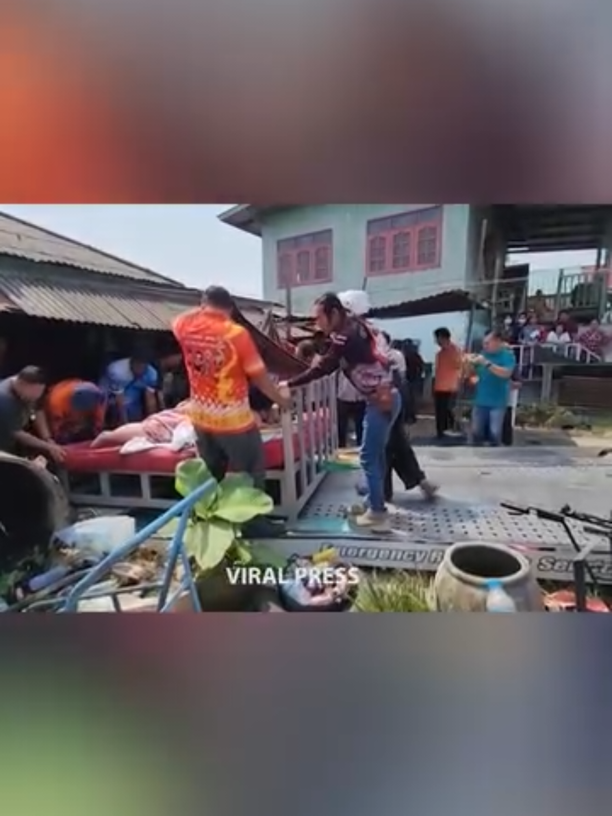 A 660-pound Thai woman was too big for a regular ride -- so instead, she had to be strapped into a breakdown recovery tow truck to get to the hospital, as seen in this video. #towtruck #amublance #hospital #towaway #my600lblife #foreducationalpurposeonly #godblessher #donebyprofessional #noonewasharmedinthemakingofthisvideo #donttrythisathome 