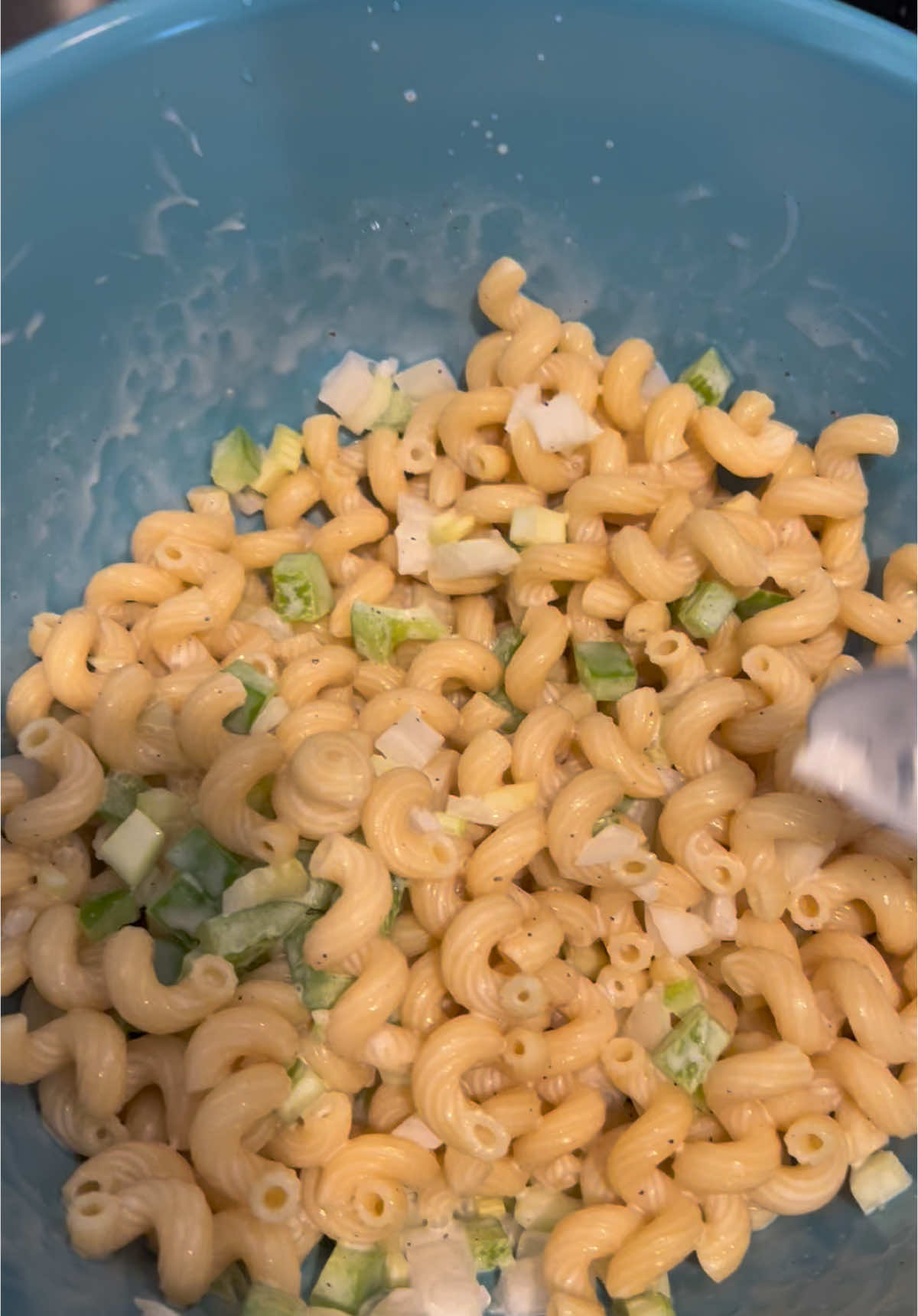 The best Pasta salad 💁🏼‍♀️ So quick and easy. Just dice a pepper, onion, and a couple celery stalks. Cook pasta to boxes instructions. Mix mayo, vinegar, sugar, salt and pepper for the sauce. Them mix it all together! - measure with your heart ❤️ 