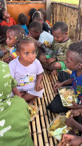 Ema makan bersama teman teman #papua #anakpapua #anakpegunungan #tni #CapCut 