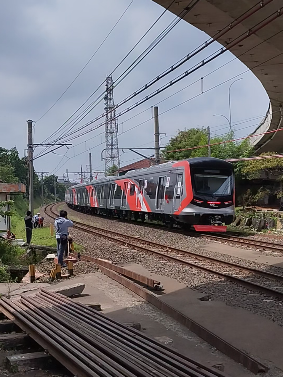 Uji coba rangkaian KRL baru sebanyak 12SF dari CRRC #krlcrrc #krlcommuterline #keretaapi 