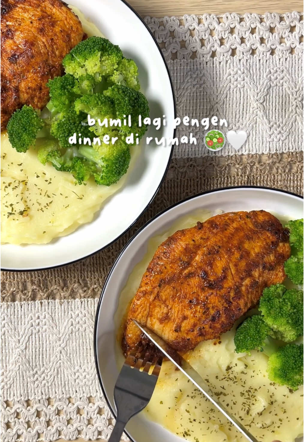 semalem tiba-tiba pengen dinner ala-ala sama suami, aku bikinin chicken steak sama mashed potato yang super lembut tapi tetep rendah kalori 😋✨ #dinnerathome #dinner #chickensteak #mashedpotatoes #bumbumixmix #dryrub #dimixmixaja @Mixmix Indonesia 