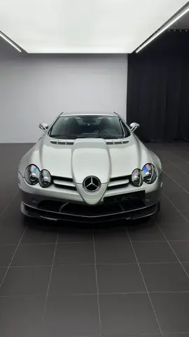 • Mercedes-Benz SLR Mclaren  V8, 5.4 L, 650 Ps, 820 Nm 0-100: 3.3 s Vmax: 360 km/h #mercedesbenz #mercedes #mclaren #mclaren722 #722 #amg #edition #edition722 #slr #slrmclaren 