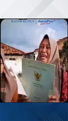 Menteri Agraria dan Tata Ruang/Badan Pertanahan Nasional (ATR/BPN), Nusron Wahid, mengungkap bahwa Pengadilan Negeri Cikarang salah menggusur lima rumah warga di Cluster Setia Mekar, Tambun Selatan, Kabupaten Bekasi. Rumah-rumah tersebut ternyata berada di luar area sengketa lahan seluas 3,6 hektar.
 
 “Ternyata setelah kami cek, 5 lokasi tanah ini rumah ini tadi, ternyata di luar peta dari objek yang disengketakan, di luar sertifikat nomor 706 tadi. Ini mereka beli dari masyarakat,” kata Nusron, Jumat (7/2).
 
 Lima rumah yang digusur milik Asmawati, Mursiti, Siti Muhijah, Yeldi, dan Bank Perumahan Rakyat (BPR), ternyata memiliki Surat Hak Milik (SHM) yang sah. Nusron menjelaskan bahwa prosedur eksekusi tidak dijalankan dengan benar, termasuk tidak ada permintaan untuk pembatalan sertifikat atau pengukuran lahan.
 
 Meskipun rumahnya sudah rata dengan tanah, Asmawati memilih untuk tidak menuntut dan menerima dengan ikhlas kejadian ini sebagai cobaan hidup. 