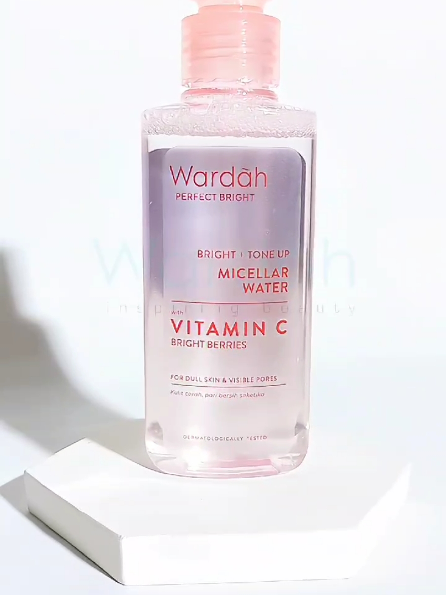 NEW PACKAGING 100ml ✨💖 jadi samaan nih sama yang Bigger Size 🥰 Recommended banget nih varian yg pink ini buat kulit yang kusam ada vitamin C nya ✅ tenang guys micellar water @Wardah Beauty Official  ini ga perlu banyak effort buat hapus makeup & angkat kotoran 😘 masih jadi micellar water fav aku siii .. #wardahmicellarwater #wardahremovesmakeup #skinvestigation #wardahkelarbersihnya #wardahcleanser  #micellarwaterviral