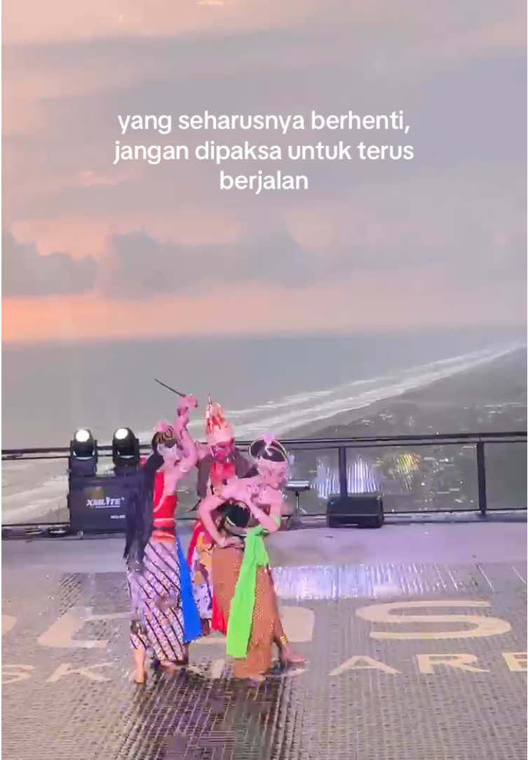 Lepaskan bess, dia bukan buat kamu.  #hafidarahma #obelixseaview #obelix #budayajawa #sunsetview #jadwalpertunjukanobelix #senjatari #ramasinta #ramayana #anomanobong #sadstory #lewatanginwengi #rekomendasiwisatajogja 