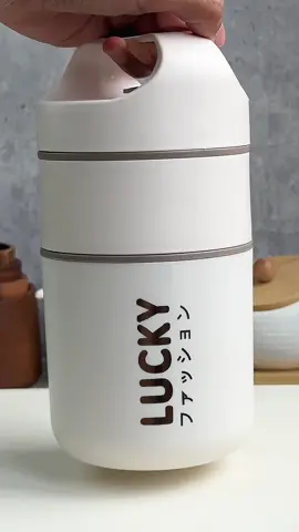 Thermos ni dahla cantik tahan panas pula tu.. Senang nak letak bubur baby atau apa2 makanan dalam ni kalau pergi travel.. Beg untuk lunch box ni pun ada boleh grab sekali..  #lunchbox #lunchboxtahanpanas #thermos #roomcircletwd #yanaariey 
