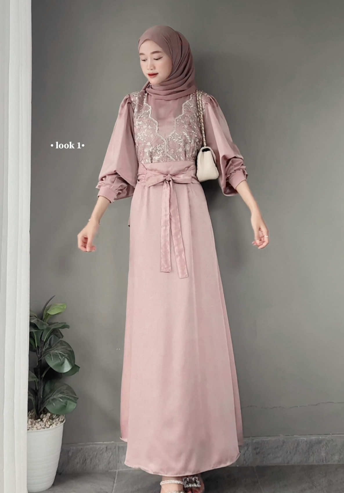 (spiII dicaption) 100ribuan secakep ini modelnya tuh simple sat set tpi ttp cakep gitu dressnya 🫨✨🤍🖇️ Detail Outfit klik I!nk yg ada di bi• aku - lalu cari sesuai nomer :  look 1 : • dress :  I!nk n0  564a (nyde allsize)  • heels 65rb :  I!nk n0 102a • tas :  I!nk n0 614 • pashmina :  I!nk n0 301 look 2 : • dress : I!nk n0 564a (millo allsize )  • heels :  I!nk n0 518a • tas :  I!nk n0 143a • jilbab payet : I!nk n0 351a dress by @Qianzi.collection  #fyp #outfitinspiration #ootdinspo #kondanganoutfit #outfitcouple #outfitkondangan