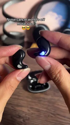 #earbuds #earphones #headphone #waterproof #nightlight #spotlightelectronics #tiktokshop #tiktokmademebuyit #tiktokshoploveatfirstfind #spotlightfinds #ValentinesDay 