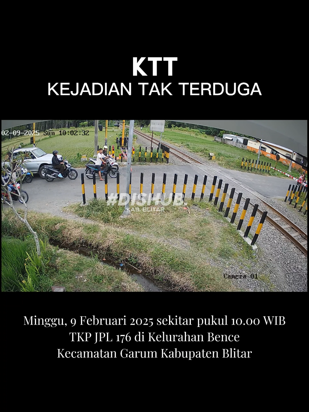 Hallo #sobatdishub ! Siapa nih diantara #sobatdishub yang sering lewat perlintasan sebidang seperti ini.? Saat melewatinya kalian harus ekstra hati-hati dengan berhenti sejenak mengecek kanan dan kiri sebelum melintas, memperlambat kendaraan ketika melintas serta senantiasa mematuhi rambu dan sinyal yaa. Kalo sirine sudah berbunyi dan palang pintu turun sudah tahukan artinya? Yups, wajib berhenti untuk mendahulukan perjalanan kereta api! Saat hendak melintas, #sobatdishub harus senantiasa mendahulukan perjalanan kereta api yaa, seperti yang tertuang dalam UU No. 23 Tahun 2007 tentang Perkeretaapian dan UU No. 22 Tahun 2009 tentang Lalu Lintas dan Angkutan Jalan. Jangan kaya orang di video, entah apa yang merasukinya tapi untung masih diberi kesempatan hidup.. Kalo enggaak..? Wadu wadu waduuahh.. Buat #sobatdishub, pokoknya selalu utamakan keselamatan dimanapun kalian berada, oke? 😉 #pemkabblitar  #dishubkabblitar  #satukantekadperhubunganhebat 