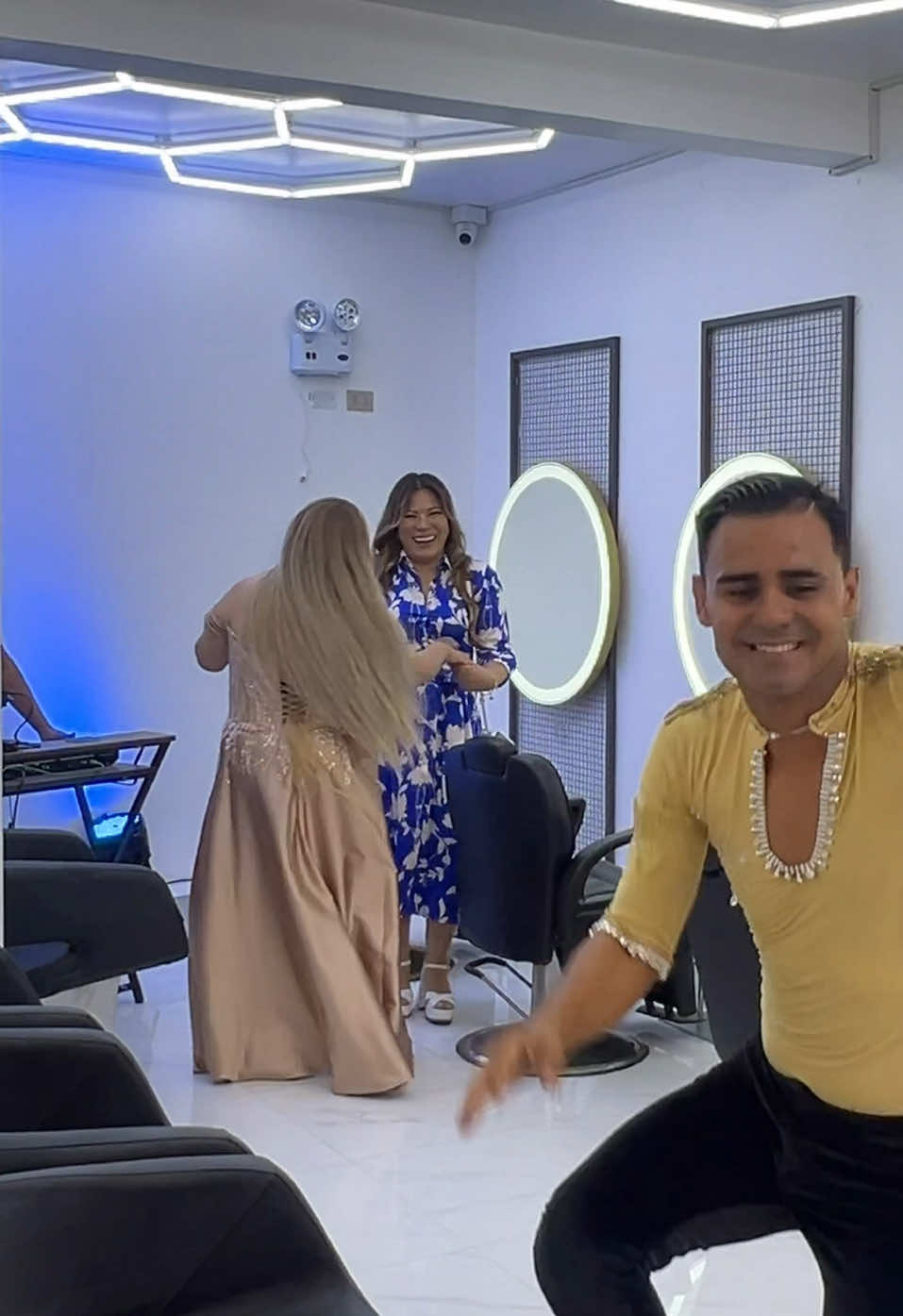 Me hace feliz ser parte ahora de este lindo inicio en Chincha a lado de Vivi Espinoza, talentosa artista y empresaria de la belleza. #vivianspachincha #maritzamendozastudio #spa #mktdigital  Video @OP AUDIO VISUALES 