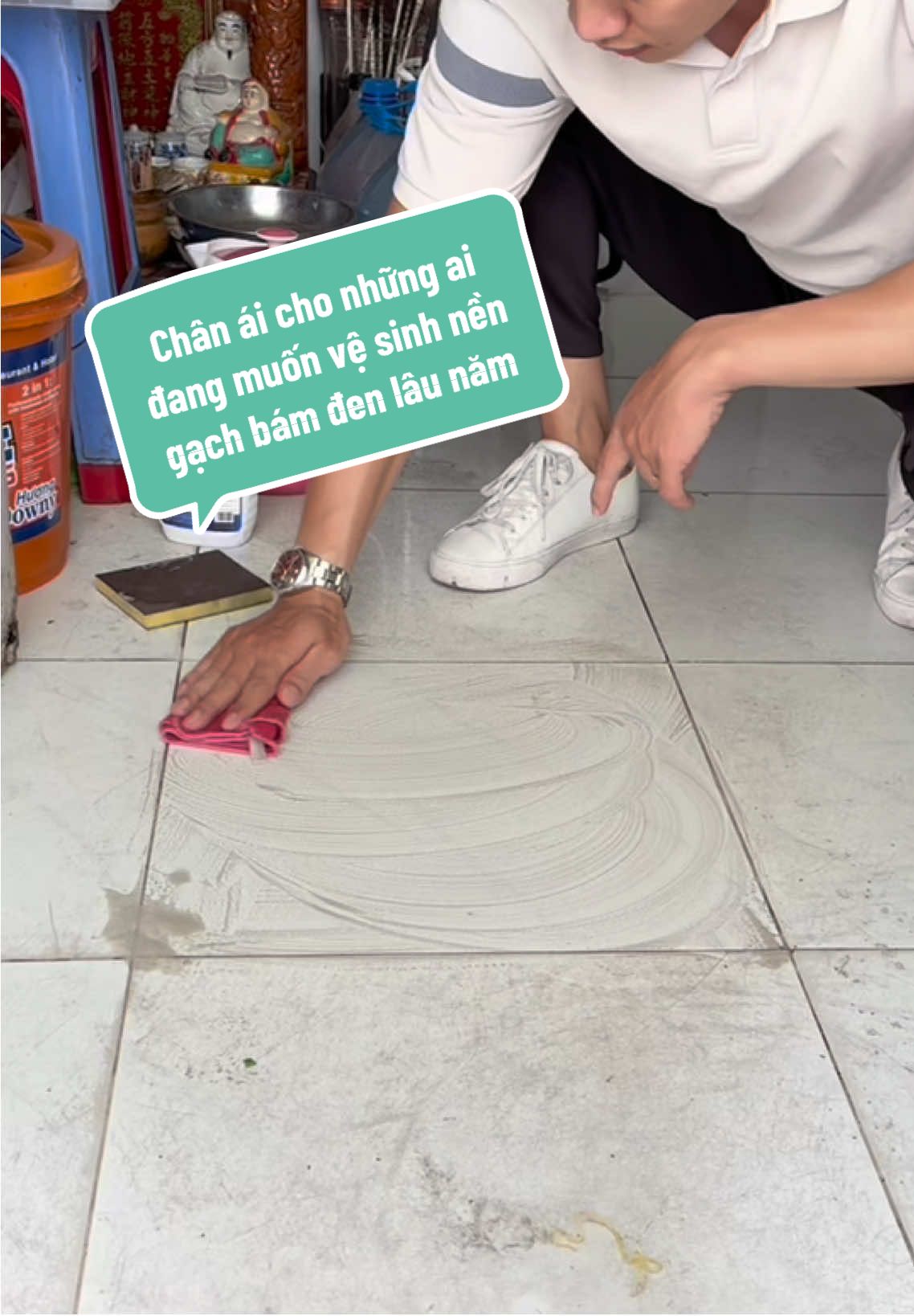 Chân ái cho những ai đang muốn vệ sinh nền gạch bám đen lâu năm ##LearnOnTikTok##CleanTok##taydanang##nộitrợ##drnatro