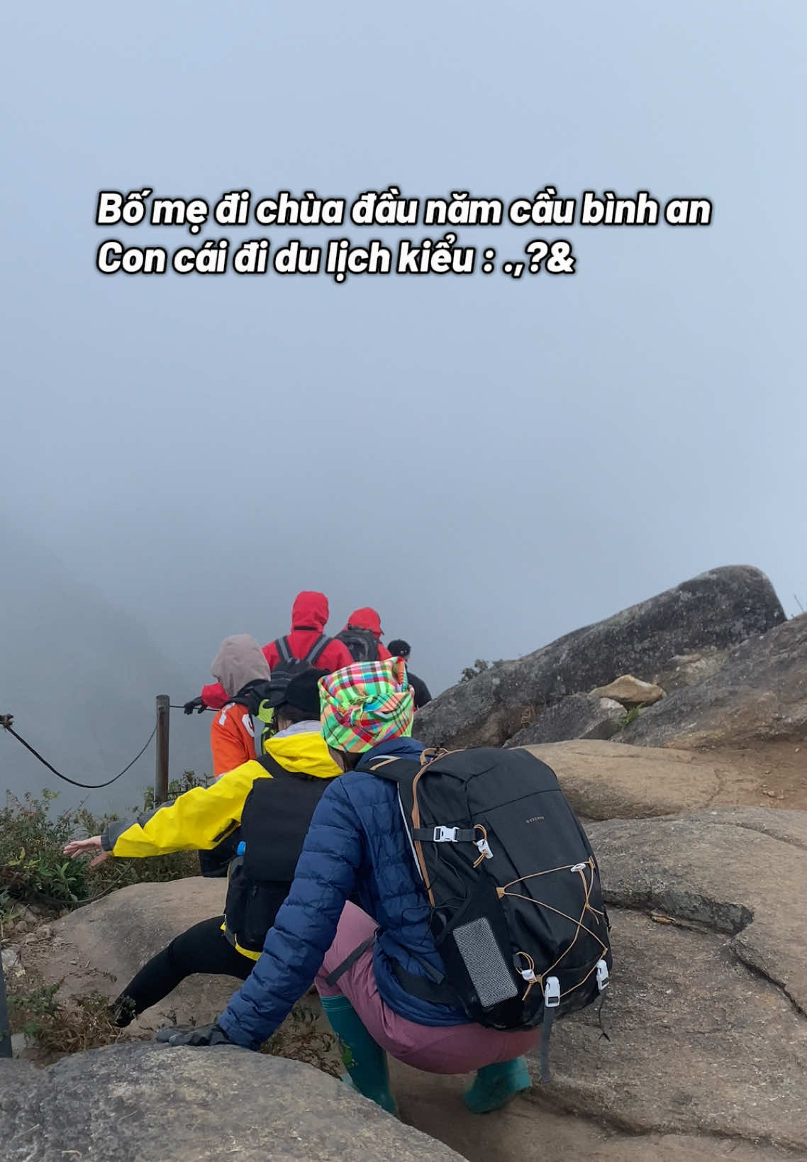 Bố mẹ đi chùa đầu năm cầu bình an😅 #chinhditrekking #trekking #mountain #nui #xuhuong #viral #tiktok #traveltiktok #taxua #songlungkhunglong #phuot #dulich #chill 