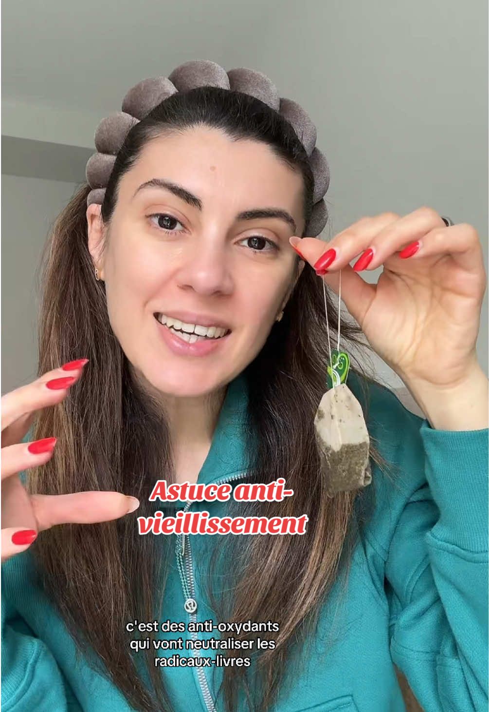 Ne jette plus tes sachets de thé vert après les avoir infusés, ils seront parfait comme masque anti-oxydant pour augmenter les effets anti-vieillissement de ton masque LED!  #antiaging #40andup #antiage #astucebeauté 
