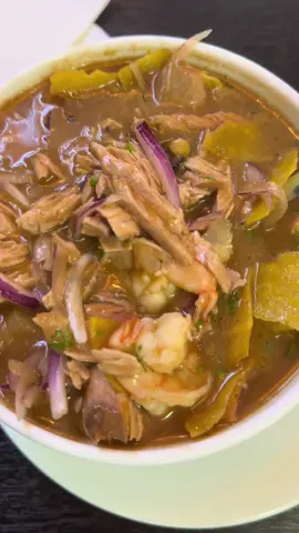 Un rico encebollado múltiple y sus juguetes 🤤🤤 Estamos ubicados en el norte de Quito  En la Real Audiencia y de los cedros 📍 Servicio domicilio:0969435888📞 #encebollado #fyp #paratiiiiiiiiiiiiiiiiiiiiiiiiiiiiiii #foodquito #nortequito #encebolladoquito #realaudienciaquito #huecasquito #restaurantesquito #huescas #quito ##gastronomiaecuatoriana # uio #recomendado #viralditiktok 