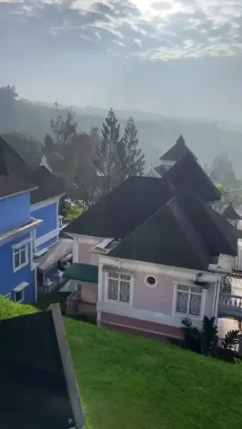 Kota Bunga Puncak! Tempat yang indah dan populer di Puncak, Bogor, Jawa Barat. Kota Bunga Puncak dikenal sebagai kawasan wisata yang menawarkan: 1. Pemandangan alam yang indah 2. Taman bunga yang luas dan beragam 3. Villa dan penginapan yang nyaman 4. Aktivitas outdoor seperti hiking dan berkuda Kota Bunga Puncak juga terkenal sebagai destinasi liburan akhir pekan dan hari raya. Apakah Anda berencana untuk mengunjungi Kota Bunga Puncak#?#villaprivatepool #travel #fyp #villapuncak #CapCut 