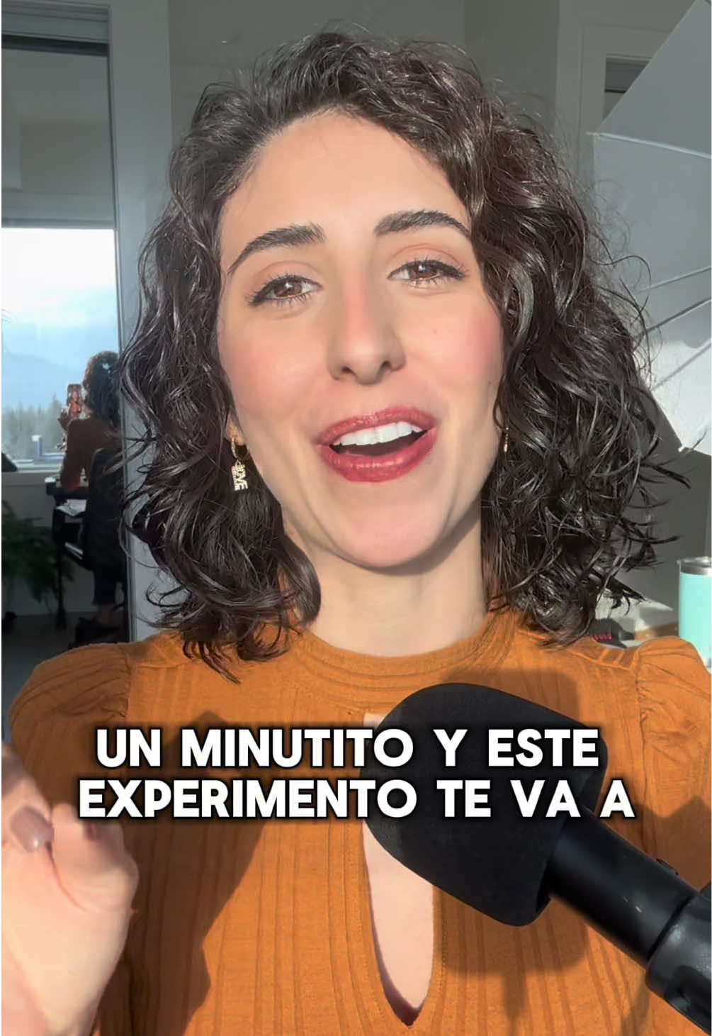 Día 12/30 de tu psicóloga por 30 días 🤗 ¿Cuántas veces pasaron el balón las personas de blanco? 🏀 déjamelo en los comentarios 🤣 Explicación: Nuestro cerebro tiene una capacidad limitada de procesamiento de la atención, por lo que aunque percibimos todo, filtramos la información que no se considera relevante. En otras palabras, lo que alimentamos con nuestra atención moldea nuestra percepción del mundo. #experimentospsicologia #neurociencias #bienestaremocional #emotionalwellness #gorilainvisible #psicologia #inteligenciaemocional #tips #fy #ciencia #aprendizaje