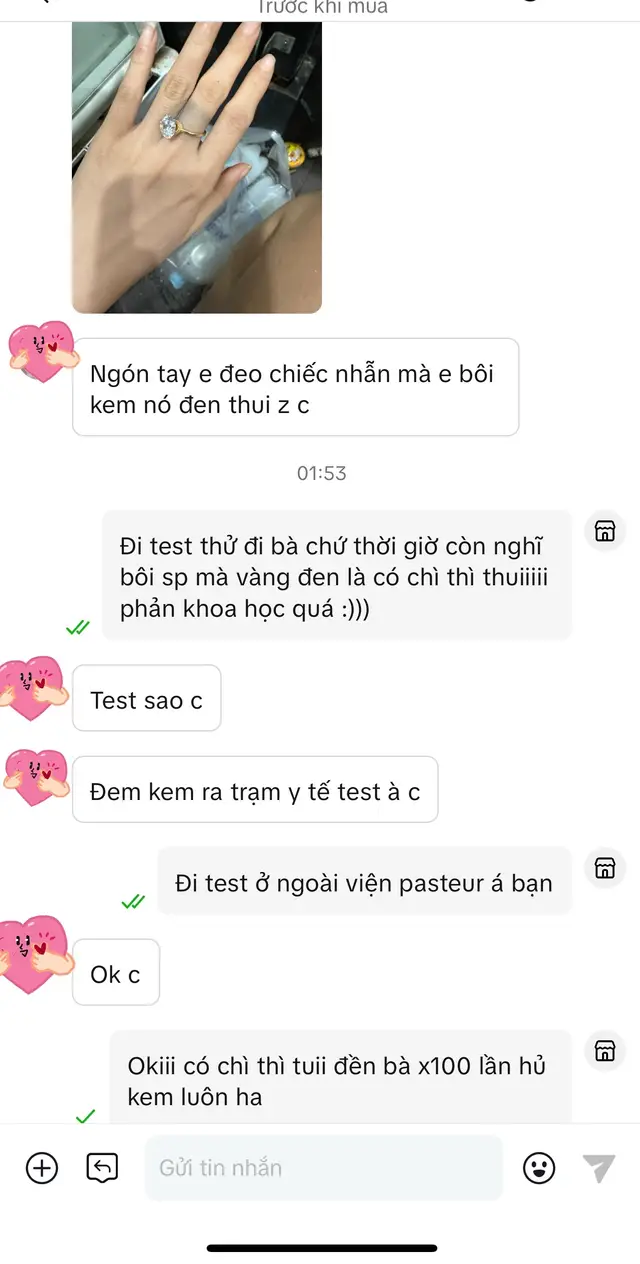 Do vàng dẻo hơn tio2, khi ma sát với nhau , hạt oxide titan ma sát với vàng tạo ra hiện tượng vệt đen là bình thường không phải nguyên liệu hay thành phẩm bị nhiễm chì.  Tất cả nguyên liệu đều đạt chuẩn giới hạn kim loại nặng mới được làm mỹ phẩm nên k có hiện tượng chì xuất hiện ra như vậy.  Tất cả nguyên liệu nhập khẩu và được phân phối nhập vào các xưởng đều được kiểm định nghiêm ngặt về tỉ lệ. Nếu có chì đã bị loại trừ ngay từ giây phút đầu tiên khi nhập vào việt nam. • Nếu muốn đúng nhất Khách nên tự đi kiểm nghiệm, nếu có kiểm nghiệm thì chỉ số vi khuẩn hiếu khí mới dao động thôi còn lại cam kết bình thường do nguyên liệu đầu vào của mình đều được kiểm định.  Vi khuẩn hiếu khí có thể dao động lí do ( khâu bảo quản sau khi mở nắp sử dụng và nó nằm ở trên da nên không đáng kể )❤️ #CRYSTALCOSMETICS_NGUYỄNÁNHMAI #crystalme 