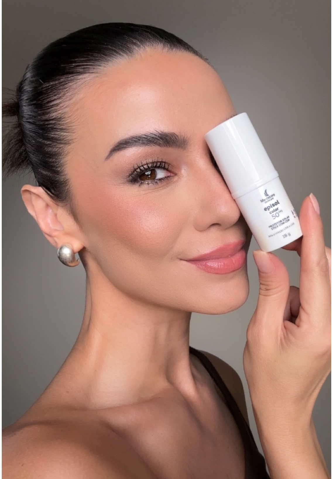Protetor solar em stick com cor mais perfeito eu desconheço 😻 Meus eventos e compromissos durante o dia serão regados de glamour e proteção solar, tudo na praticidade que o Episol Color Stick da @mantecorpskincare oferece! Eu usei a cor claro do Episol Stick e do Episol Color Pó Compacto! Ambos tem FPS50! ✨ Aproveitem que tenho um super cupom de 20% de desconto: TAISED20, mais frete grátis nas compras acima de R$179 no site! Lembrando que os cupons não são cumulativos e vocês podem encontrar os produtos da Mantecorp nas melhores farmácias e no site pra testar seu tom!  Deixei o link nas stories! Vocês já testaram?? #MantecorpSkincare #EpisolStick #EpisolColor #Beleza #Maquiagem #Beauty #DicasDeBeleza |conteúdo patrocinado|
