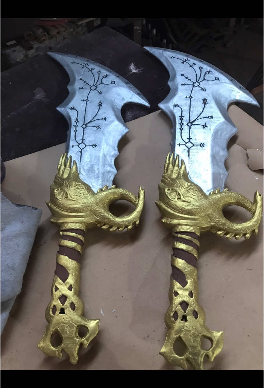God of war blades of chaos kratos #outaku #fyp #godofwarragnarok #pcgaming #godofwar #bladeofchaos #cosplayer #cosplayer #game #gamer #games #gamesnotiktok 