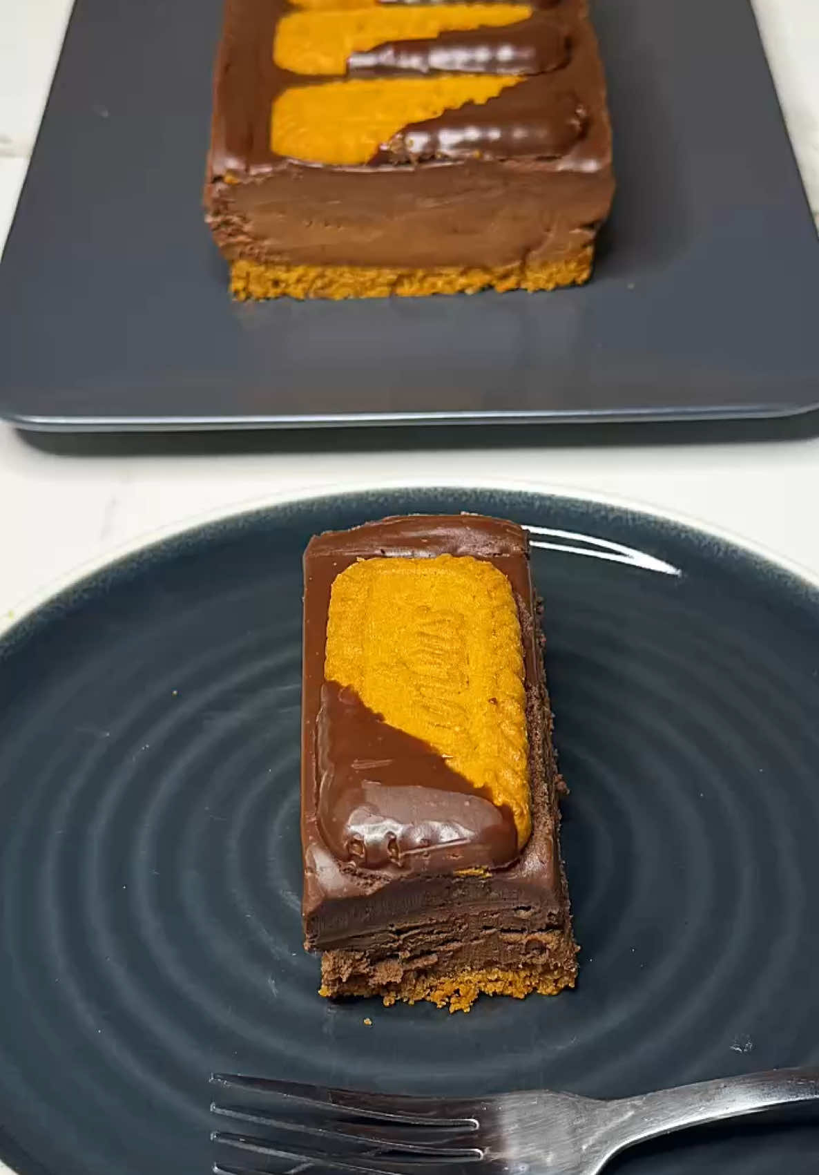 Pastel de chocolate con galletas lotus. La receta que te va a enamorar, muy fácil de hacer con pocos ingredientes y es una auténtica delicia.  La receta paso a paso y con todos los detalles está disponible en mi canal de YouTube el enlace está en mi perfil suscríbete si aún no lo has hecho para que no te pierdas ninguna receta nueva.  • • • #viral #tik_tok #fyp #chocolate #recetas 