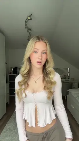 And finally... just a hint of pink :) so cute. #cutesocialmediagirls #cutegirls #cutegirlsfyp #germangirls #blondegirlsoftiktok #blondegirls #cutetop