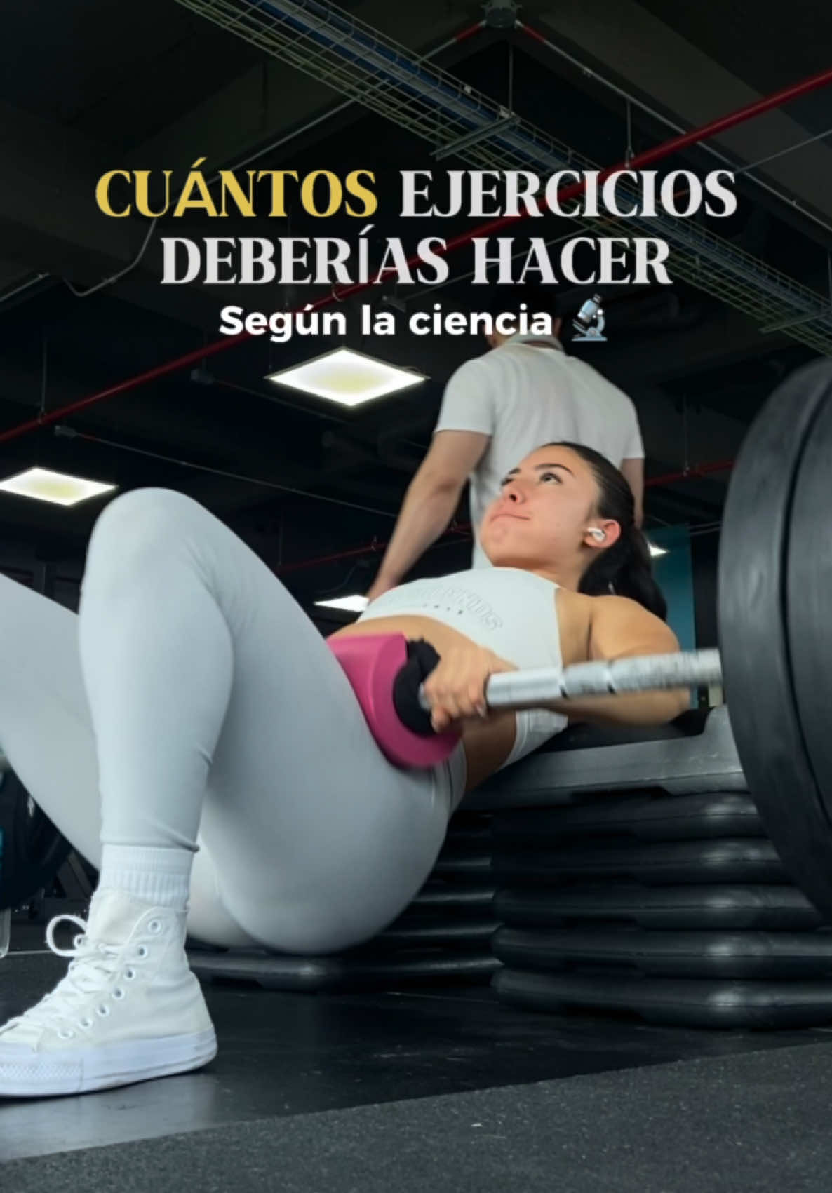 ¿Cuantos ejercicios deberías hacer en cada entrenamiento? 🤔 Aquí te doy los ejemplos ⬇️ Antes de darte los ejemplos recuerda que si te interesa saber más sobre este tema y quieres aprender a crear tu entrenamiento desde 0, según la ciencia, YA están abiertas las inscripciones para entrar a mi programa de 8 semanas; FOCUS 🧠(En el link de mi perfil encuentras toda la información, son cupos LIMITADOS) Aclaraciones importantes:  -Recuerda que en el video te estoy hablando de # de ejercicios POR GRUPO MUSCULAR, no lo confundas con el # de ejercicios totales  -El volumen normalmente se define como # de series x grupo muscular x semana pero aquí hablamos del volumen por sesión para poder contestar la pregunta. Sin embargo realmente Lo MÁS importante es el volumen semanal.  -Estos valores son promedios teóricos que te sirven como guía, sin embargo esto DEPENDE de cada persona y cada grupo muscular, debes evaluar tu mismo tus topes.  EJEMPLO:  Hip thrust x3  Sentadilla x3 Extensión de cuadricep x3 Curl de isquio x 3 Patada de glúteo x2 Aquí como puedes ver el glúteo tiene un volumen por sesión de 8 series, los cuádriceps de 6 series y los isquios de 3 series. Por lo que en este entrenamiento todos los músculos trabajados cumplirían con no pasarse del tope. Gracias a esto el  # de ejercicios también está dentro de lo que se recomendó:  tenemos 2 para cuadricep, 3 para glúteo y 1 para isquios. Igualmente que recuerda que LO IMPORTANTE es el volumen por sesión, no el número de ejercicios, en este video lo traduje a ejercicios para poder dar una guía y que fuera un poco más sencillo!   Recuerda que si tienes una pregunta la puedes dejar en comentarios!  #cuantosejercicios #volumenbasura #seriesporsesion 