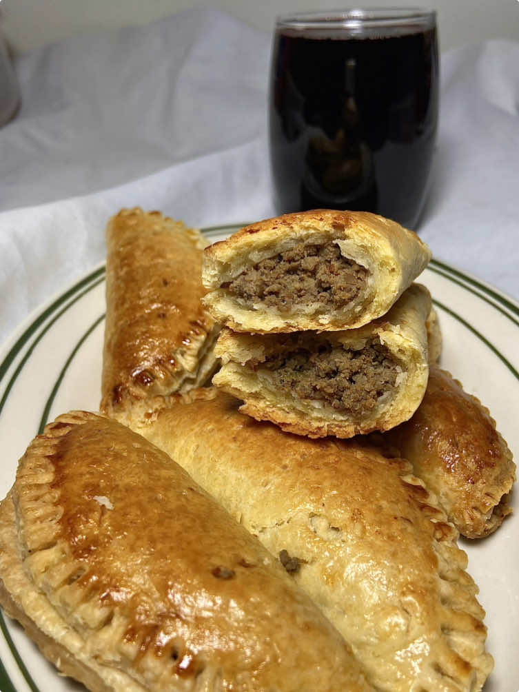 Meat pie  . . . Comme voulu voici une petite recette de meat pie, juste vous montrer le processus et ils sont à la viande hachée. Bon week-end☺️ . . 📸:@carres_sucres . . . #meatpie #pastel #africafood #vuestiktok #recettesalée #worldfood #westafrica #AfricanFood #food #meatpies 